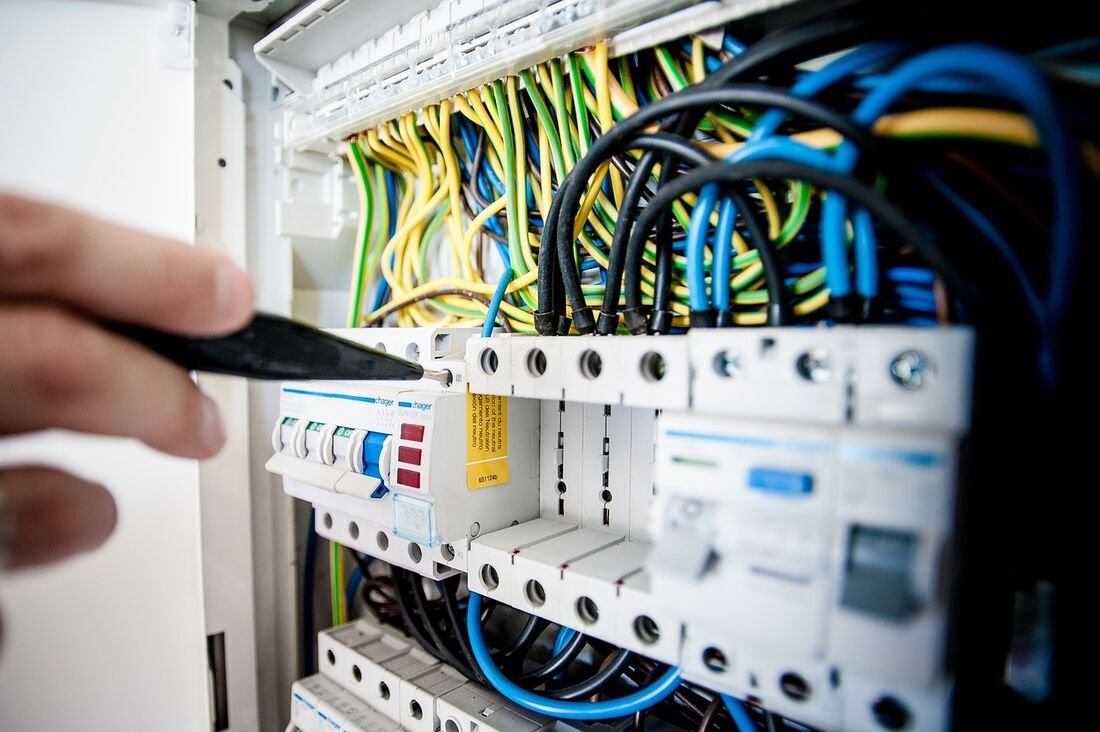 Disjuntores e cabeamento verificados em laudo elétrico